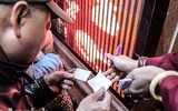 Người dân Hà Nội bịt khẩu trang phòng virus Corona mua vàng